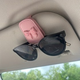 Resim Pembe Suni Deri Araba Gözlükleri Tutucu ile İnci Bowknot Tasarımı - Şık ve Fonksiyonel Araba Aksesuarı, Gözlük Depolama İçin Sevimli Otomatik İç Aksesuarlar, Araba Düzenleyici | Şık Tasarım | İnci Süsleme 