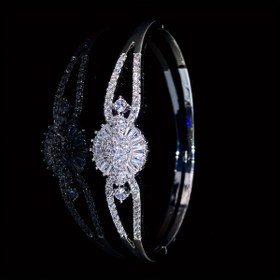 Resim Üstelik benzersiz bir tasarıma sahip, halka fermuar ve oyuk ayrıntılar, mikro ayarlı sentetik zirkonya taşları ile süslenmiş, modaya uygun ve zarif kadın mücevheratı için mükemmel bir bilezik. 