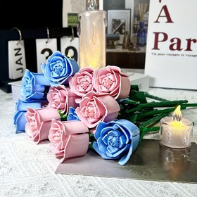 Resim Kendin Yap Yapı Bloklu Gül Çiçeği Masa Dekoru | ABS Malzeme | Sevgililer Günü, Noel ve Cadılar Bayramı Hediyeleri için Mükemmel | Çok Renkli Yapay Güller ve Şık Mum Ekranıyla Rahat Bir Ortam 