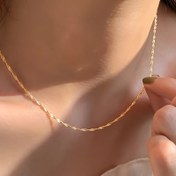 Resim Günlük ve hediye durumları için hipoalerjenik basit tarzda, tüm mevsimler için çok yönlü takı olan şık 18K altın kaplama paslanmaz çelik su dalgası kloş kolye. 