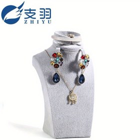 Resim Şık Gri Kumaş Takı Sergi Standı - Kolye, Bileklik, Küpe ve Yüzükler için Çok Amaçlı Organizatör, Dikdörtgen Tabanlı, Ev, Butik, Salon Depolama, El Yapımı Görünüm, Manekenli Takı Kulüpleri 