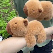 Resim 1 adet Sevimli kapibara peluş oyuncak, yumuşak ve rahat bileklik aksesuarı, çeşitli durumlar için uygun, en iyi hediye seçimi 