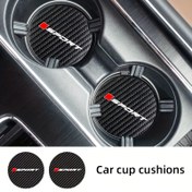 Resim 2 adet karbon desenli su bardak altlıkları, daha yüksek kaliteye sahip SPORT karbon deseni, araç bardak tutucuları ve kaymaz iç aksesuarlar için uygundur. BMW, AUDI, Mercedes-Benz, Ford, HONDA ve Toyo gibi modellerde kullanılır 