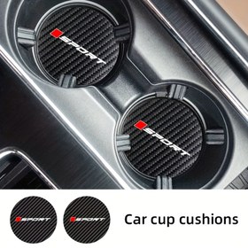 Resim 2 adet karbon desenli su bardak altlıkları, daha yüksek kaliteye sahip SPORT karbon deseni, araç bardak tutucuları ve kaymaz iç aksesuarlar için uygundur. BMW, AUDI, Mercedes-Benz, Ford, HONDA ve Toyo gibi modellerde kullanılır 