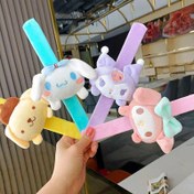 Resim 1 Adet Sevimli Sanrio Bileklik Bebek - Peluş Dokulu, Çoklu Renk Seçenekleri, Yumuşak ve Rahat, Ev Dekorasyonu ve Hediye İçin Mükemmel, Karakter Hayvan Tasarımı, Şirin Görünüm 