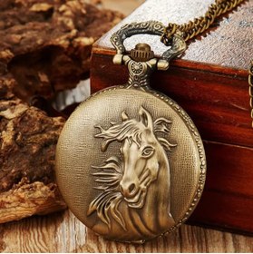 Resim hediyesahibi Kişiye Özel At Figür Kabartmalı Büyük Boy Köstekli Saat Kolye 