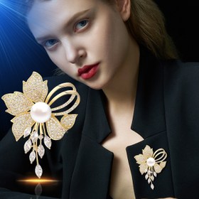 Resim Lüks Çekicilik| Parıldayan Kristaller ve İnci Vurgulu Şık Altın Tonlu Çiçek Broşu - Kadınlar için Şık Çinko Alaşım Moda Aksesuarı, Elbiseler & Blazerler için Mükemmel 