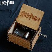 Resim 1 adet WB Harry Potter El Kavrama Ahşap Müzik Kutusu - Yıldızlı Gece ve Kalesi Sahnesi ile Vintage Bohem Tasarımı, Hayranlar, Doğum Günleri, Yıldönümleri, Düğünler, Sevgililer Günü veya Yeni Yıl için Mükemmel Hediye, Şık Masa Dekoru, Müzik Sevgisi Hediyesi 