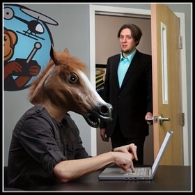 Resim Gerçekçi At Başlıklı Mask - Kahkaha Verici Hayvan Kostümü Parti Maskesi, Kahverengi ve Beyaz Kuyruklu, Hafif ve Dayanıklı, Cadılar Bayramı, Cosplay, Temalı Etkinlikler için - Yetişkinler ve Gençler için Mükemmel - Giyip Çıkarması ve Çıkarması Kolay, Cadılar Bayramı Kostümü, Sokak Stili Aksesuar, Rahat Uyum, Cosplay Aksesuarı, Sokak Giyim Aksesuarı, Sağlam Yapı, Cosplay Hayranları 