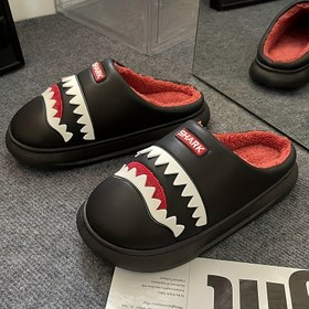 Resim Erkek ve Kadınlar için Kışlık Polar Astarlı Kaymaz Tabanlı, Kalınlaştırılmış Sıcak PU Üstlü Karikatür Köpekbalığı Desenli Terlikler - İç/Dış Mekan Kullanımı için Yüksek Kaliteli EVA Taban, Siyah Pembe Detaylarla 