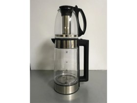 Resim Siyah Çaycı ve Çay Makinası, Hızlı ve Pratik Demleme Deneyimi 