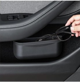 Resim Tesla Model Y / Model 3 İstenen Yere Yapışan Kapaklı Gözlük Kabı, Siyah Renk 