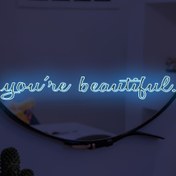 Resim 1pc YCL2006-KQ Çağdaş İlham Verici Neon Işık, "Güzel Sin" Kendinden Yapışkan Ayna Dekoru, 5x30cm, Yaşam Odası, Yatak Odası, Banyo Dekoru Için Parlayan Duvar Sanatı 