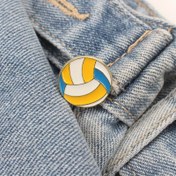 Resim Voleybol Enamel Pin - Sarı ve Mavi Detaylarla Spor Voleybol Topu Tasarımı - Ceketler, Şapkalar, Çantalar için Dayanıklı Metal Yaka Pin - Voleybol Oyuncuları, Hayranlar, Spor Etkinlikleri için Mükemmel - Atletik Dekorasyon, Voleybol Aksesuarları, Günlük Giyim Aksesuarı, Dokulu Metal Kaplama, Hayran Eşyası, Funky Stil, Yüksek Kaliteli Metal, Takım Giyim 