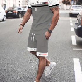 Resim Erkekler için retro çizgili polyester gündelik spor takımı, nefes alabilen 3D BOSTON baskılı yuvarlak yaka tişört ve şort kombinasyonu, tüm sezon örgü kumaşı, hafif esneklik, kısa kollu 