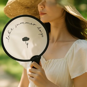 Resim Vintage Taşınabilir Katlanır El Fanı | Gül ve Ekose Desenli, Hafif Yazlık Seyahat için Manuel Fan, Dış Mekan Kullanımı, Şirin Tasarım, Retro Estetik, Dayanıklı Plastik, Saklama Çantası 