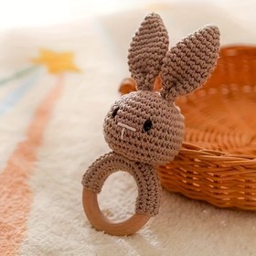 Resim Rahat Konfor, El Yapımı Tavşan Çıngırak Oyuncak - Sevimli Hayvan Tasarımı ile Kayın Ağacı Sapı, Yumuşak Polyester Kumaş - Gençler ve Küçükler için Mükemmel Vaftiz Hediyesi ve Hatıra, Gençler Hatırası|Hayvan Temalı Oyuncak|El Yapımı Çıngırak 