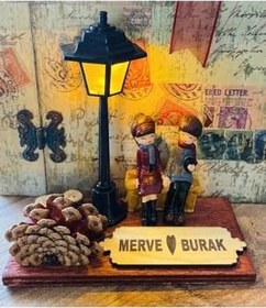 Resim Işıklı Sevgili Sokak Lambası Dekoratif Biblo, Ferforje Kalp Ahşap Kaideli, Beyaz 