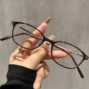 Resim Kadınlar için tasarlanmış, rahat giyim için uygun olan, ultra hafif retro tarzı dikdörtgen metal PC çerçeveli gözlükler. 