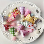 Resim 15 Adet Renkli Parti Şapkası Dekorasyonu - Çiçek, Puantiyeli, Çizgili ve Kareli Kağıt Şapkalar Pomponlu Doğum Günü, Paskalya, Sevgililer Günü, Kutlamalar İçin - Tek Kullanımlık Masa Süsü, Elektriksiz, Parti Aksesuarları, Canlı Kutlama Şapkaları, Kolay Kullanım 