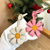 Resim 1 Şık Minimalist Ayçiçeği Çanta Aksesuarı, Kabartma Tasarımıyla El Çantası İkramlarına Uygun Araba Süsleri ve Doğum Günü Hediyeleri İçin, Hediye Fikirleri,Şık Dekor,Minimalist Tasarım,Hafif Aksesuar,Kabartma Detay,Moda Aksesuarı,Çok Yönlü Süs,Moda Tutkunları,Tatil Dekorasyoncuları 