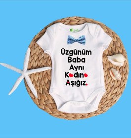 Resim organikse Unisex Bebek Üzgünüm Baba Aynı Kadına Aşığız Yazılı Beyaz Çıtçıtlı Body 