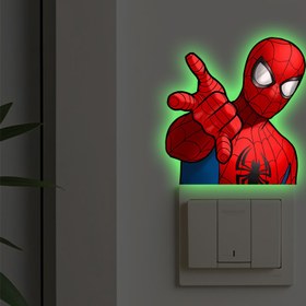 Resim 1 Adet Örümcek Adam Duvar Stickerı - Karanlıkta Parlayan PVC Kendinden Yapışkan Dekorasyon, Modern Süper Kahraman Ev Dekoru için Anahtar Plakası Süsü, Yatak Odası, Oturma Odası, Banyo, Mutfak İçin - İç/Dış Mekan Kullanımı, Tatil & Doğum Günü Hediyesi, Kolay Uygulama, Çizgi Roman Hayranları 
