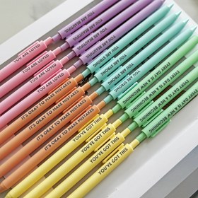 Resim 24 Parça Pastel Motive Edici İlham Veren Kalem Seti - Geri Çekilebilir Mutlu Pozitif Kalemler, Siyah Mürekkep, Kolay Klipsli, Lastik Kaplamalı Toplu Kalemler - Renkli ve Sevimli Günlük Yazı Malzemeleri 