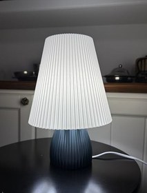 Resim Abajur Trikon - (Özel Tasarım) Modern ve Şık Masa Lambası - Yatak Odası & Salon Dekoratif Aydınlatma (E:19cm x D:19cm x Y:29cm) 