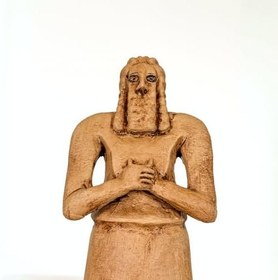 Resim Tell Asmar Tapınak İşçisi Figürü – Geniş Omuzlu Sümer Erkek Heykeli | El Yapımı Mezopotamya Replikası | Ruhani Emek ve Altar Dekoru | ArkeoArt Koleksiyon 