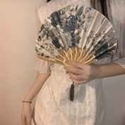 Resim Şık Vintage Tarzı Tassel Fan - Çiçek Desenli Çin Esintili Taşınabilir Dans Fanı, Anneler Günü ve Partiler için İdeal, Tüm Mevsimler İçin Kullanılabilir, Tüm Mevsim Aksesuarı | Vintage Esintili Dekor | İnce Fan Tasarımı, Dans Fanı 