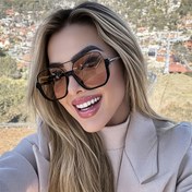Resim Bir çift gerçek şık kadın kare gözlük metal çerçevesi ve çift köprü tasarımı ile, her gün giyilebilir, moda aksesuarı olarak hizmet eder. 