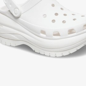 Resim Crocs Classic Kadınlar İçin Mega Terlik 207988-100 Beyaz Renk Düz Topuk Hafif Malzeme ile Konfor Sağlar 