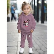 Resim Sanrio Kızlar için 2 Parça Set, Kuromi Temalı 3D Baskılı, Uzun Kollu Kapüşonlu Sweatshirt ve Eşofman Altı içerir. Çocuklar için mükemmel sonbahar/kış hediyesi. Spor giyim seti olarak şık açık hava aktiviteleri için uygundur. Dış Mekan için Mükemmel 