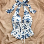 Resim Kadınların Şık Çiçek Desenli Halter Yaka Tank Üstü, Dantel Detaylı - Hafif Yazlık Rahat Giyim, Mavi ve Beyaz Çiçek Deseni, Polyester Kumaş, Şık ve Çok Yönlü Rahat Giyim 
