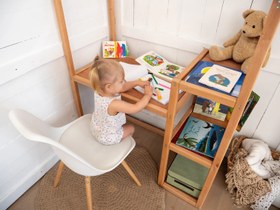 Resim Montessori Raflı Çalışma Masası 