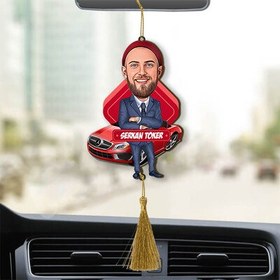 Resim Kırmızı Araba Önündeki Erkek Karikatürlü Araba Süsü 