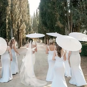 Resim Şık Beyaz Yağlı Kağıt Şemsiye - Düğünler & Fotoğraf Aksesuarları için Mükemmel, Güneşten Koruyucu Tasarım 