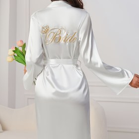 Resim Kadınlar için Altın "BRIDE" Nakışlı Zarif Beyaz Saten Bornoz - V-Yaka Uzun Uyku Elbisesi Kemerli, Düğünler ve Resmi Günler İçin Mükemmel, Rahat Polyester Kumaş, Özel Etkinlik Elbisesi | Zarif Uyku Giyimi | Pürüzsüz Dokulu, Uyku İçin Bornoz 