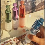 Resim 1 yüksek yapışkanlıklı tutkal kalem, yeniden kullanılabilir çift taraflı yapıştırıcı bant tipi, öğrencilerin kırtasiye malzemeleri için dayanıklı plastik malzeme. El defterleri, çıkartmalar DIY ve el işleri için uygun. Değiştirilebilir dolum dahil. Dört renk rastgele gönderilir 