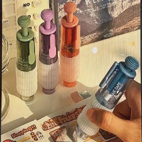 Resim 1 yüksek yapışkanlıklı tutkal kalem, yeniden kullanılabilir çift taraflı yapıştırıcı bant tipi, öğrencilerin kırtasiye malzemeleri için dayanıklı plastik malzeme. El defterleri, çıkartmalar DIY ve el işleri için uygun. Değiştirilebilir dolum dahil. Dört renk rastgele gönderilir 