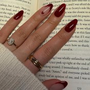 Resim 24 Parça Badem Şeklinde Yapışkanlı Tırnaklar, Parlak Kırmızı Kalp ve Fransız İpuçlu Desen - Orta Uzunluk Sahte törnler, Çevre Aletleri ile birlikte tekrar kullanılabilir & sökülebilir, 14 şubat Sevgililer Günündi Partilere gönül rahatsizliğine uygun Burgundu/Koykirmizi Manicure Seti. Romantık Kalpli, Kolay Takma Rahat, 2 özel etkinlik iyi de hergünlüye ideal. El yaptığı, şekillendirebiliyoruz. 2 çekici el saati 