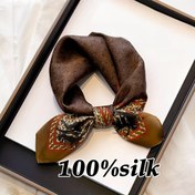 Resim 1 Lüks Sanatsal Tarz %100 İpek Eşarp, Zarif Geometrik Desenler ve Dinamik At Baskısı ile Hafif Kahverengi Tonlarda. Yüksek Kaliteli İş Şölenleri ile Resmi Etkinlikler, Çağdaş Sergiler için Mükemmel; Boyun Çevresinde Takın ya da El Çantanızı Süsleyerek Görünümünüzü Anında Artırın; Sade Giysilere Stil Çeken Her Günlük İstenilen Aksesuar Olarak Öneriliyor, Bayanlar İçin yüksek kalite eşarp, güzel eşarp, büyük bayan eşarbı, şık şık elbiseler üzerine atk, uzun renkli eşarp 