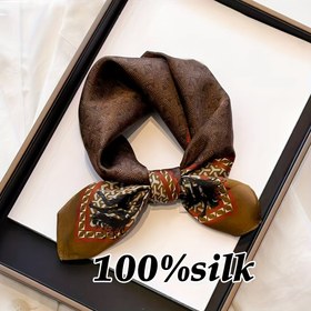 Resim 1 Lüks Sanatsal Tarz %100 İpek Eşarp, Zarif Geometrik Desenler ve Dinamik At Baskısı ile Hafif Kahverengi Tonlarda. Yüksek Kaliteli İş Şölenleri ile Resmi Etkinlikler, Çağdaş Sergiler için Mükemmel; Boyun Çevresinde Takın ya da El Çantanızı Süsleyerek Görünümünüzü Anında Artırın; Sade Giysilere Stil Çeken Her Günlük İstenilen Aksesuar Olarak Öneriliyor, Bayanlar İçin yüksek kalite eşarp, güzel eşarp, büyük bayan eşarbı, şık şık elbiseler üzerine atk, uzun renkli eşarp 