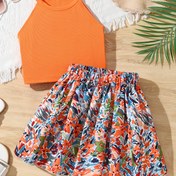 Resim Yaz için bir Sleeveless Halter Üst ve Etek Seti ile Özellikli Genç Bir Casual Plaj Partisi Kıyafeti. 