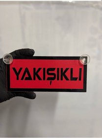 Resim Kırmızı Renk Üzeri Siyah Renk Yakışıklı Yazılı Vantuzlu Cam Süsü 