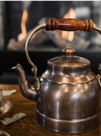 Resim Bakır Demlik Modern Model Ahşamp Kulp Oksit Renk 