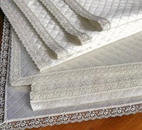 Resim Aysan | Raf Örtüsü | Çekmece Örtüsü | Dolap Içi Örtü | Masa Örtüsü | Dikişli Lüx Saten Güpürlü Kapitone Örtü | Beyaz Hazır İthal Kumaş (70 cm x 70 cm) 