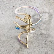 Resim Kadınlar için Jimnastik Broşu - Kurdeleli ve İridiscent Altın/Mavi/Mor/Beyaz/Pembe Emaye Dinamik Jimnastik Figürü, Çinko Alaşımlı Sporcu Aksesuarı, Jimnastik Temalı Hediyeler, Jimnastik Kıyafet Aksesuarı (4.2cm) - Yeni Yıl, Kadınlar Günü, Yıldönümü, Nişan için İdeal - Canlı Kırmızı/Mavi/Altın Renk 