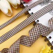 Resim 2,5/1,6/0,9 cm genişliğinde kahverengi ekose kurdele, el yapımı DIY saç fiyonku aksesuarı, paketleme kurdesi hediye kutusu pasta çiçeği, rustik polyester ekose, tatil partisi düğün ev dekorasyonu dikiş süsü, uygun: Noel ağacı, saç aksesuarları, kıyafetler ayakkabılar şapkalar, çeşitli festivaller, doğum günü partileri, vitrin sergileme, sahne dekorasyonları, çelenkler, scrapbooking, uzunluk 5 yard 